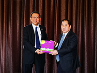 President Tuan (left) presents CUHK Mooncake for President Li of SJTU during visit to Shanghai